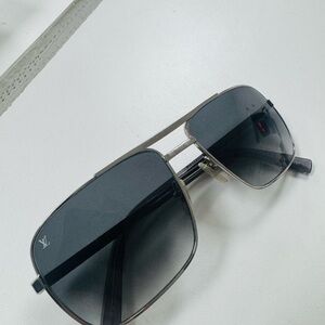 Louis Vuitton Black and Silver Eyewear like new 59 16 style Z0260U